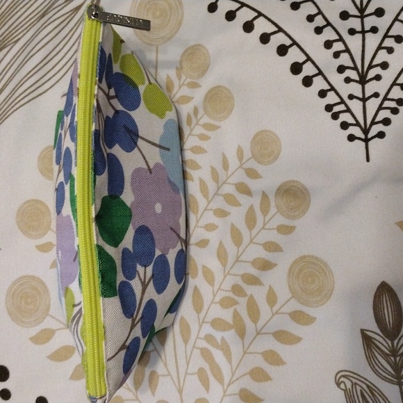 EUC Clinique Makeup Bag with Goodies - Picture 4 of 16